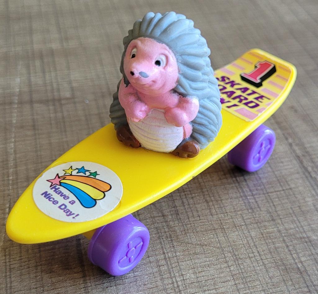 Figuurtje: egeltje op een skateboard, Collections, Jouets miniatures, Utilisé, Enlèvement ou Envoi