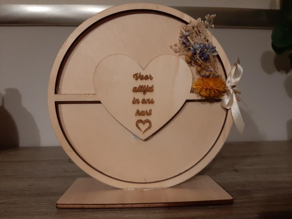 Houten cirkel met spreuk., Ophalen