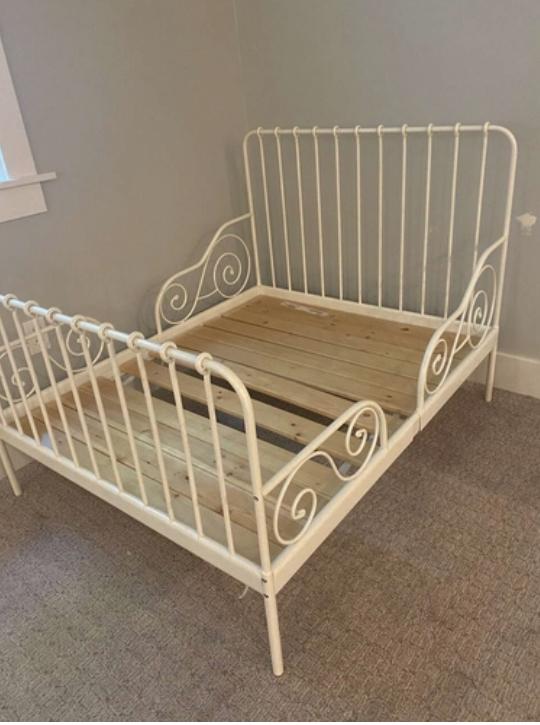 Ikea Minnen meegroeibed - wit metaal - 2 beschikbaar, Kinderen en Baby's, Ophalen, Gebruikt, Lattenbodem