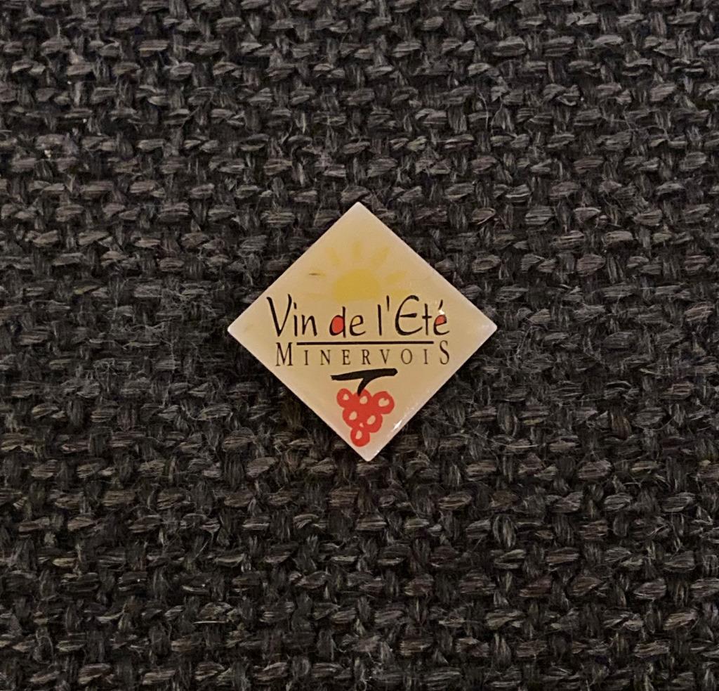 PIN - MINERVOIS - VIN DE LÉTÉ - WIJN - WINE, Envoi, Utilisé, Autres sujets/thèmes, Insigne ou Pin's