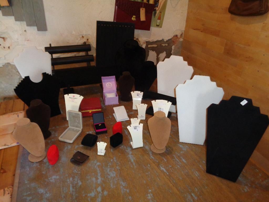 lot bijoux vintage & présentoir, Bijoux, Sacs & Beauté, Bijoux anciens, Enlèvement, Autres matériaux, Autres types