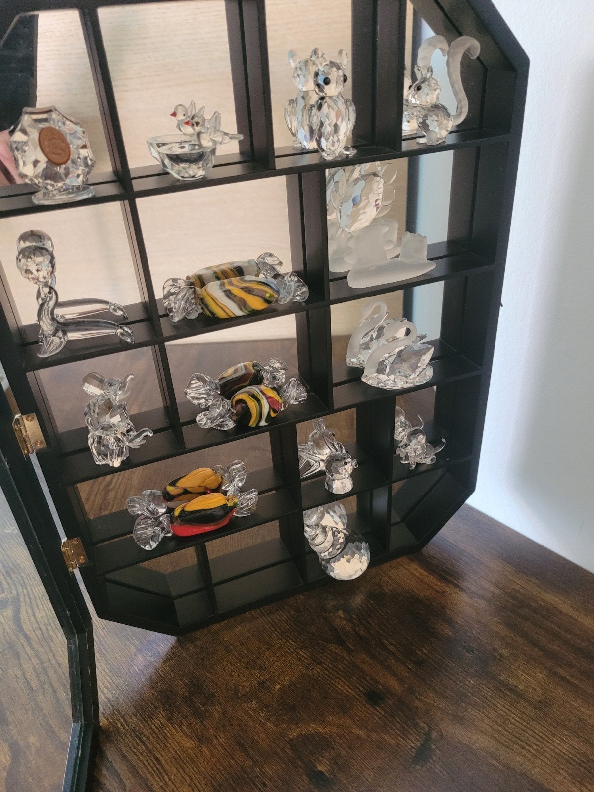 Vitrinekastje met 11x swarovski + 3 muranosnoepjes, Antiek en Kunst, Antiek | Glaswerk en Kristal, Ophalen of Verzenden