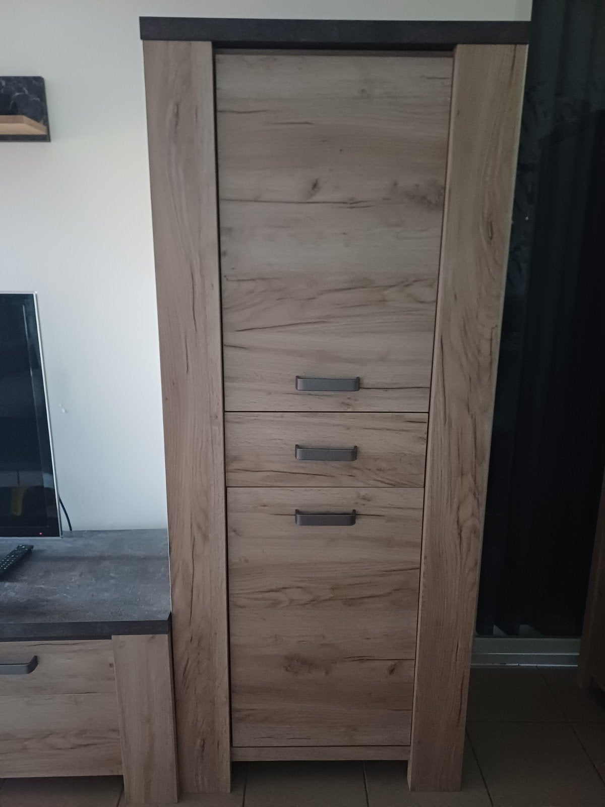 Hoge smalle kast, Enlèvement