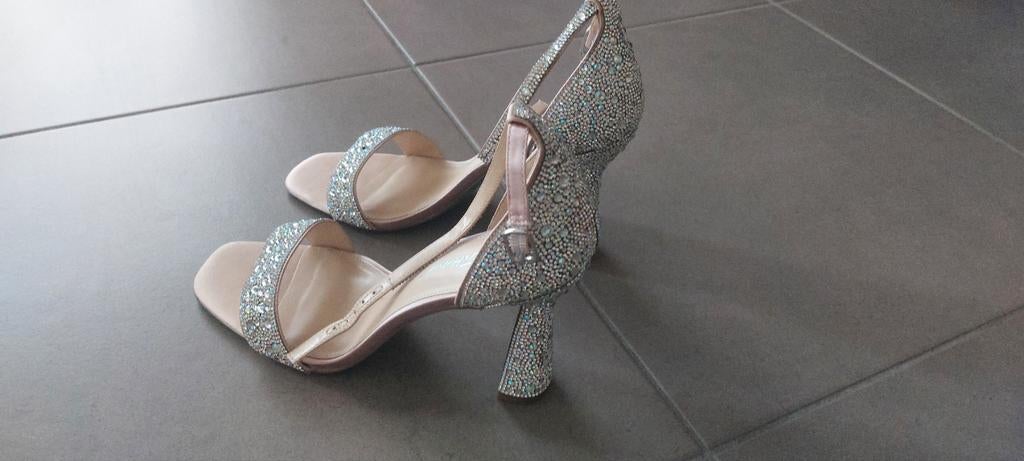 Sandales à strass, Enlèvement
