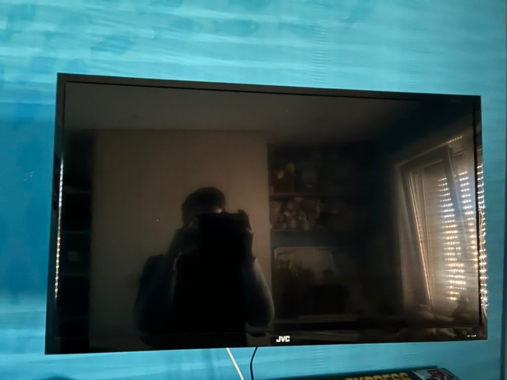 Tv met muurbevestiging, Audio, Tv en Foto, Televisies, Ophalen, Zo goed als nieuw