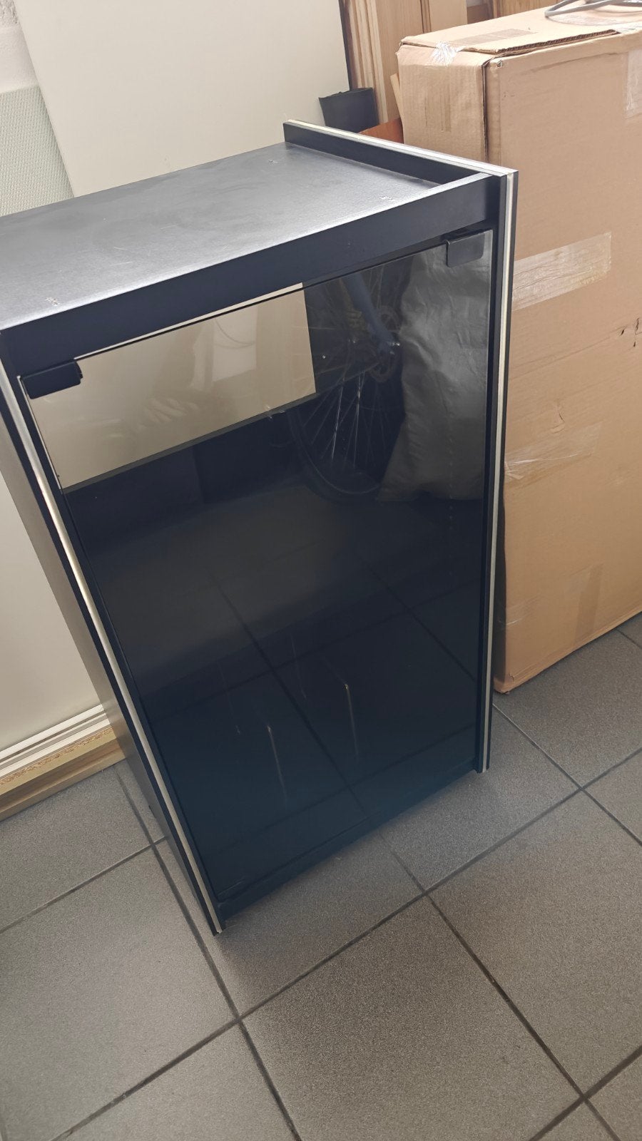 Glazen muziek kast (bieden), Enlèvement