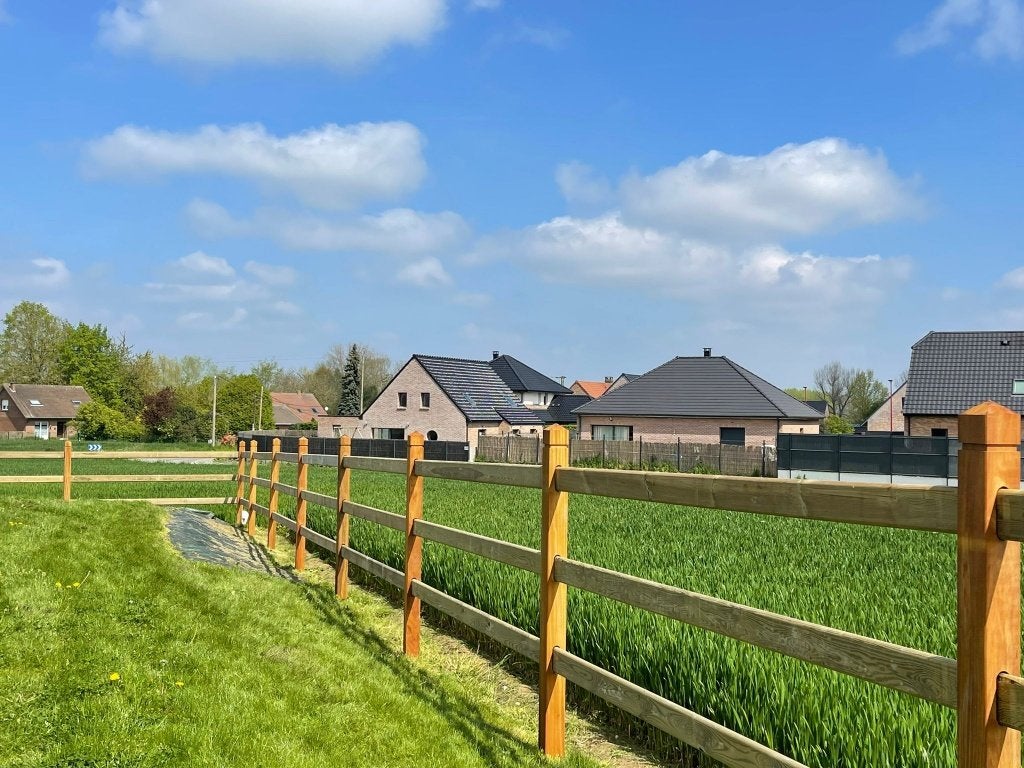 Pâturage pour chevaux avec clôture en bois dur d'Okan, Animaux & Accessoires, Box & Pâturages, Mise à l'étable, Pâturage, 2 ou 3 chevaux ou poneys