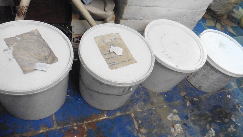 4 seaux de barbotine de faïence blanche pour coulages, Enlèvement