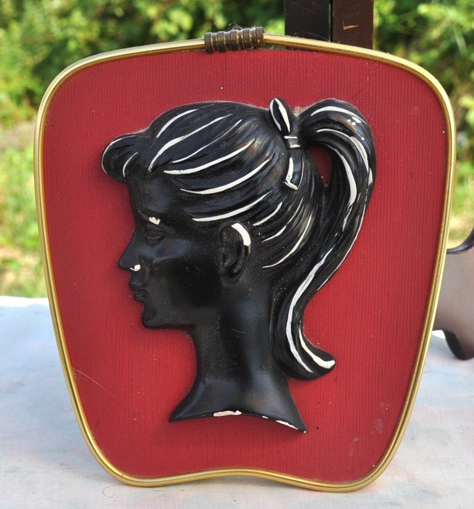 decoration murale année 50 profil feminim fond rouge, Ophalen of Verzenden