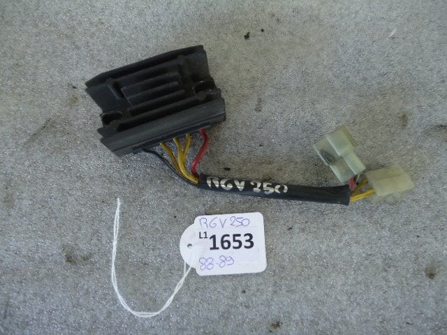 RGV250 1988 - 1989 Suzuki Spanningsregelaar D1-22450, Motoren