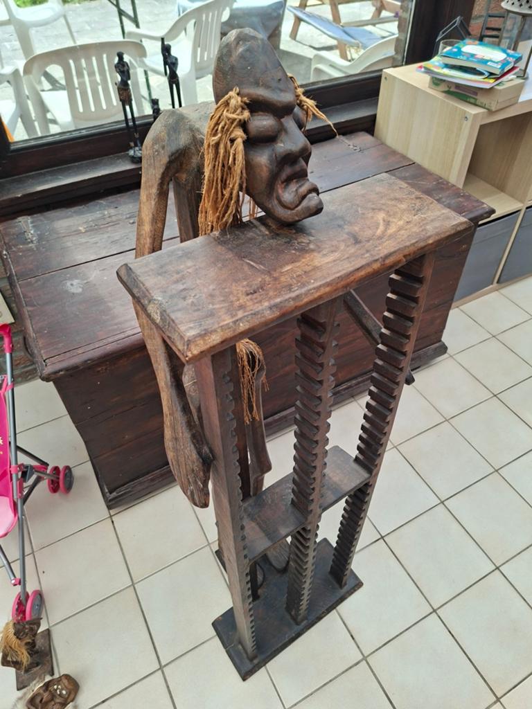 Afrikaans houten beeld, CD houder 118cm, Sur socle, Bois, 1 mètre - 2 mètres, Brun