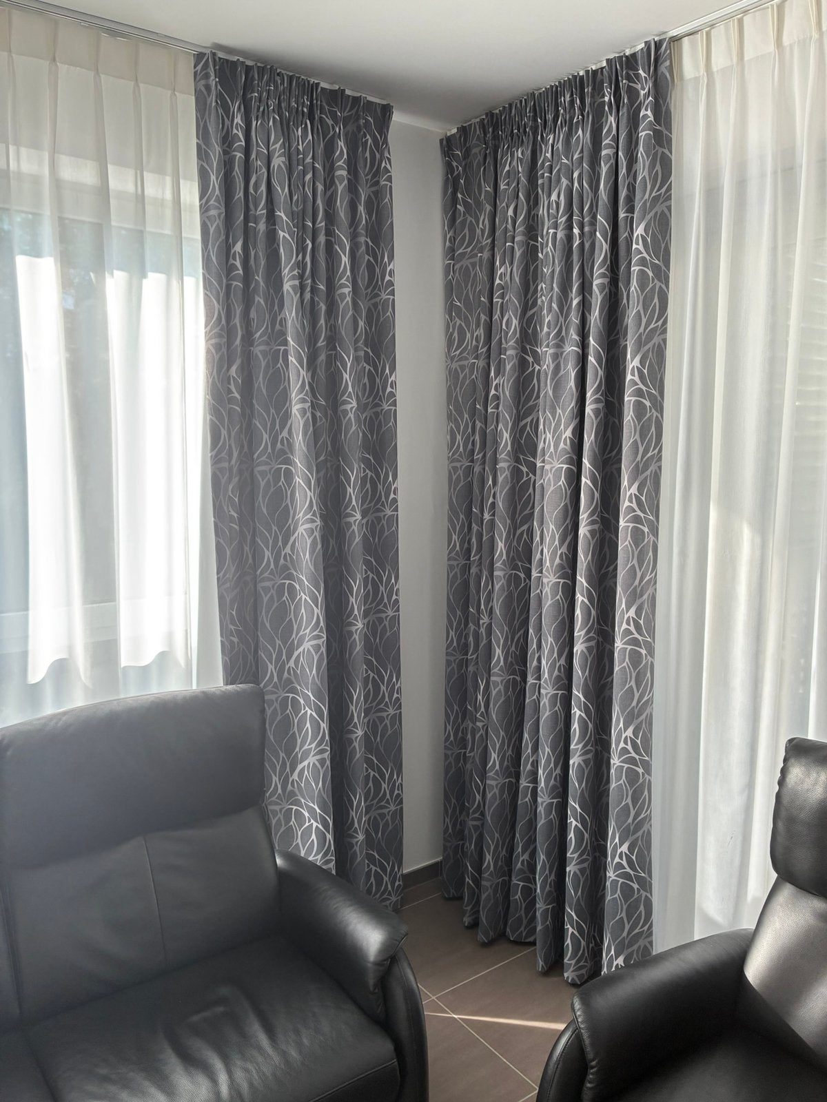 Rideaux - presque neufs, Maison & Meubles, Enlèvement, Comme neuf, Gris, Rideau