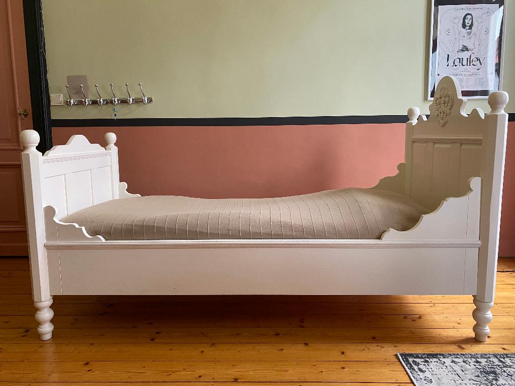 Bed, volhout, Opsetims, Huis en Inrichting, Slaapkamer | Bedden, Zo goed als nieuw, Eenpersoons, 90 cm, 200 cm, Hout, Crème, Ophalen