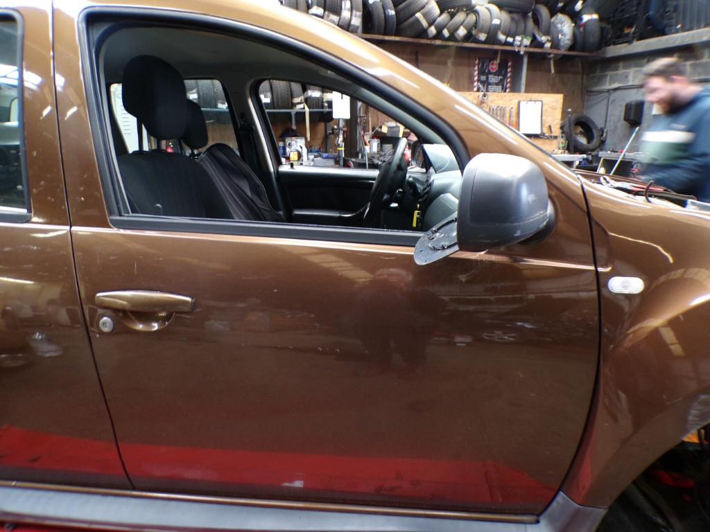 Porte avant droit Dacia Duster 1 2010-2013 LP/15400, Gebruikt, Ophalen, Dacia, Voor