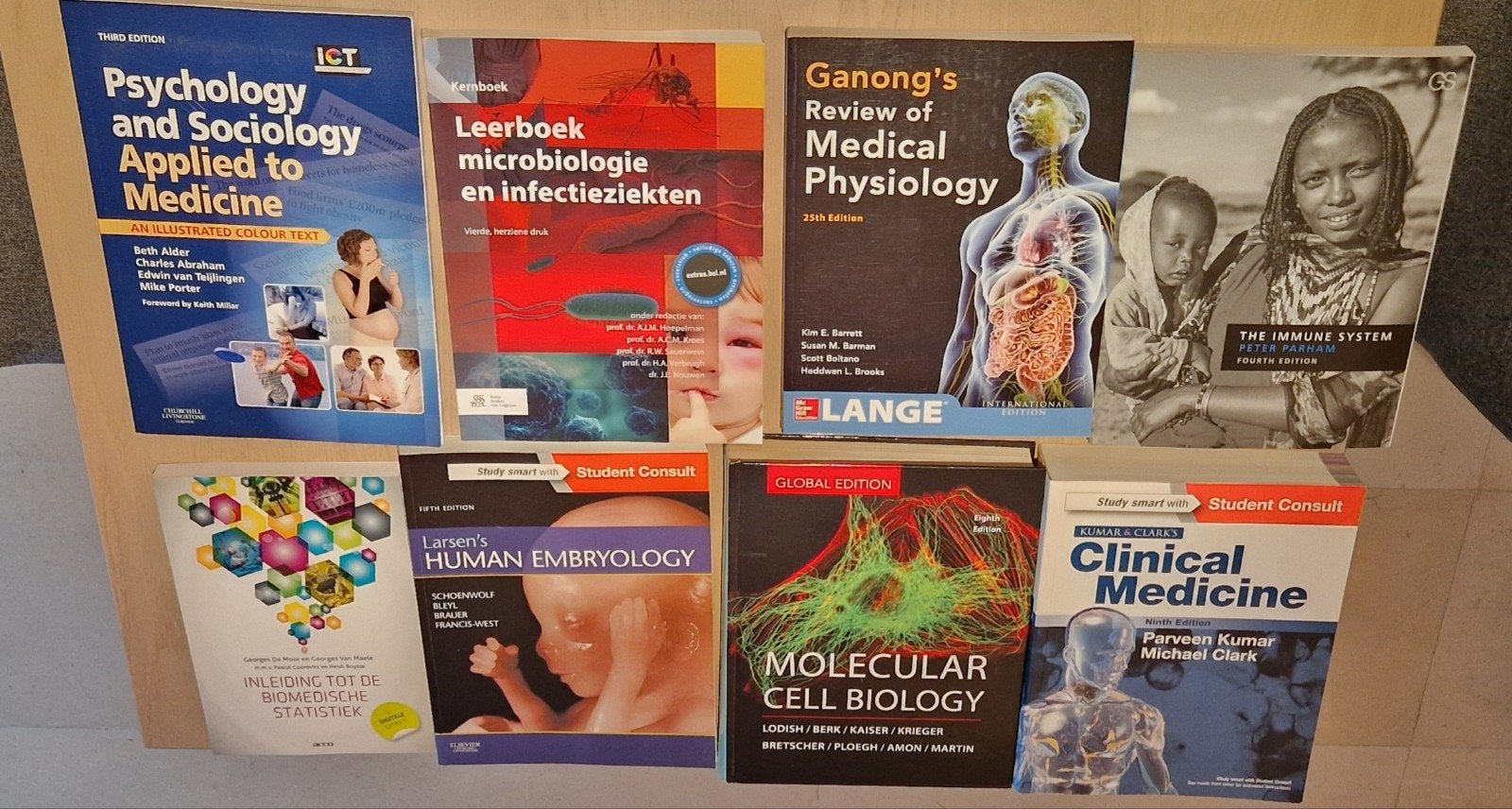 8 handboeken voor de opleiding geneeskunde, Enlèvement