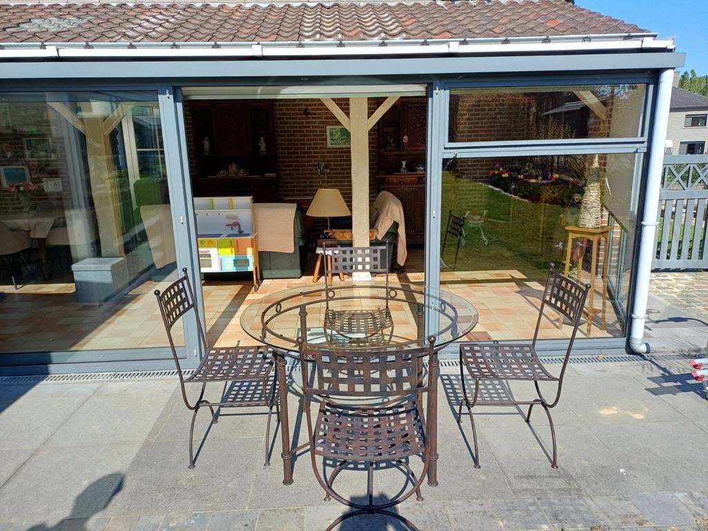 Tafel met glas en metalen stoelen, Ophalen