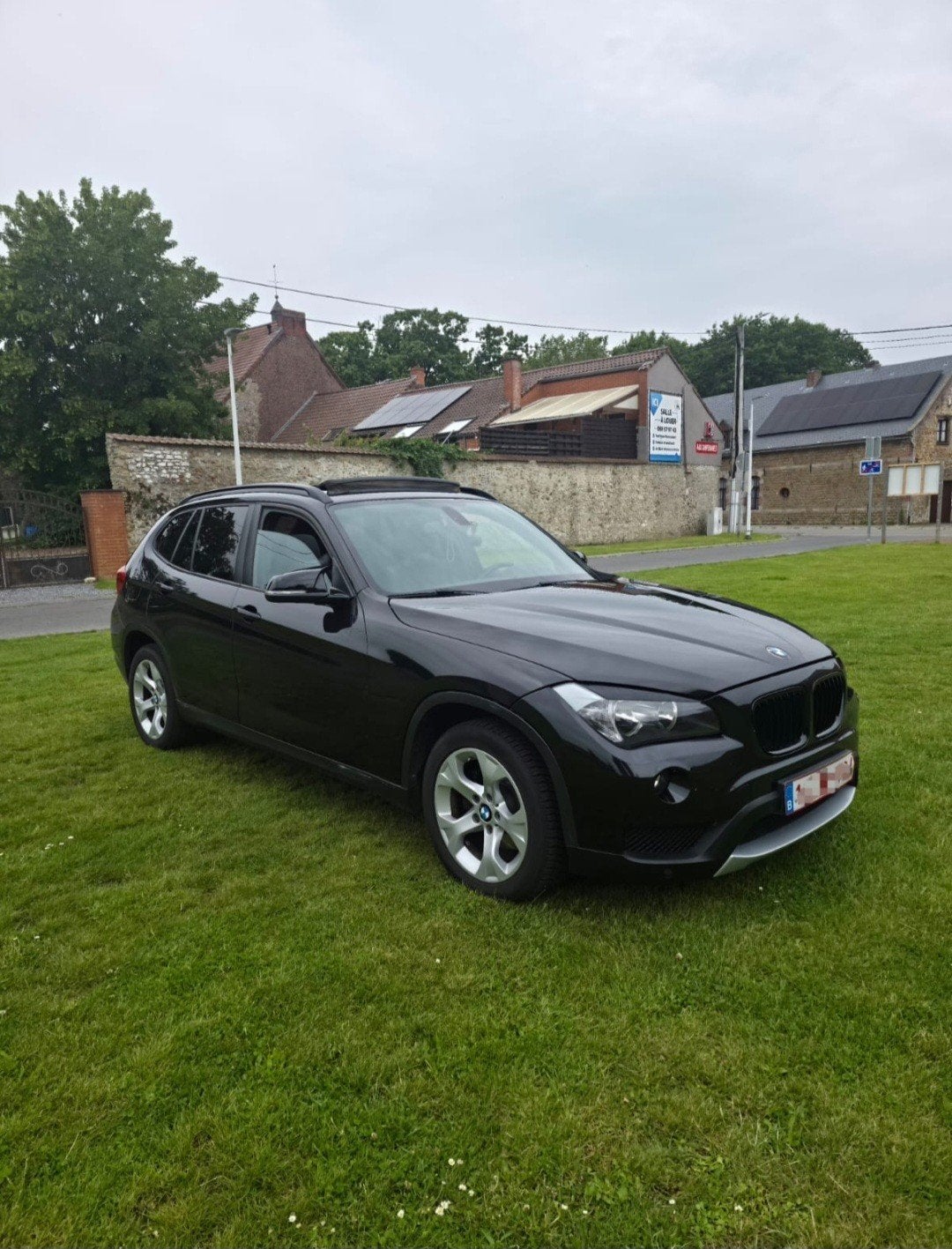 BMW X1 prête à être immatriculée., Autos, BMW, Particulier, X1, Diesel, 6 portes, Noir, Noir, Enlèvement