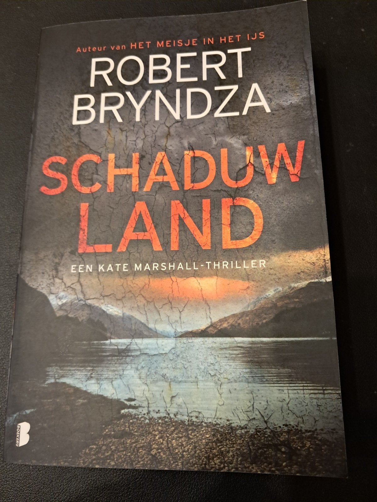 Robert Bryndza - Schaduwland (nieuw), Ophalen of Verzenden, Robert Bryndza