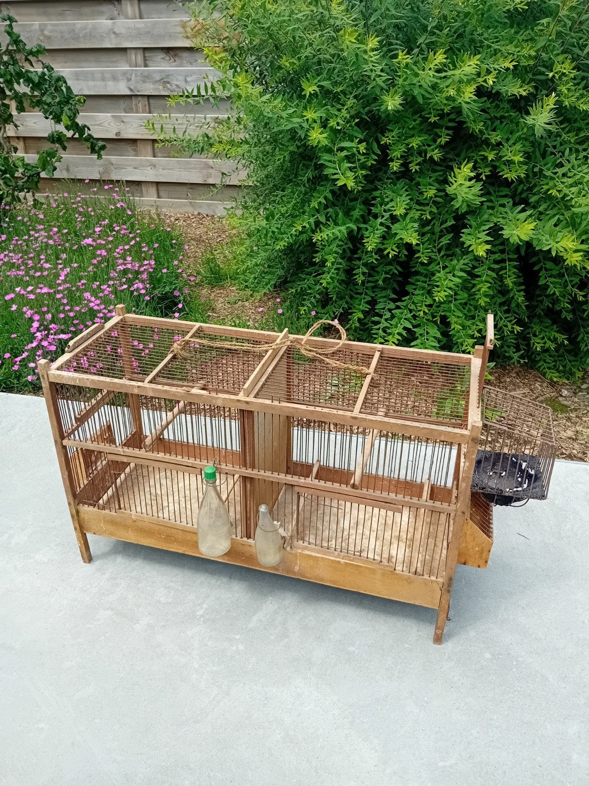 Cage à oiseaux ancienne en bois et métal – 100% d'origine, Animaux & Accessoires, Oiseaux | Cages & Volières, Enlèvement ou Envoi