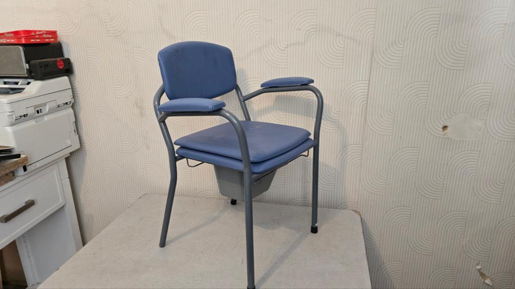 chaise percée complète couleur blue en parfait état, Divers, Matériel Infirmier, Enlèvement ou Envoi