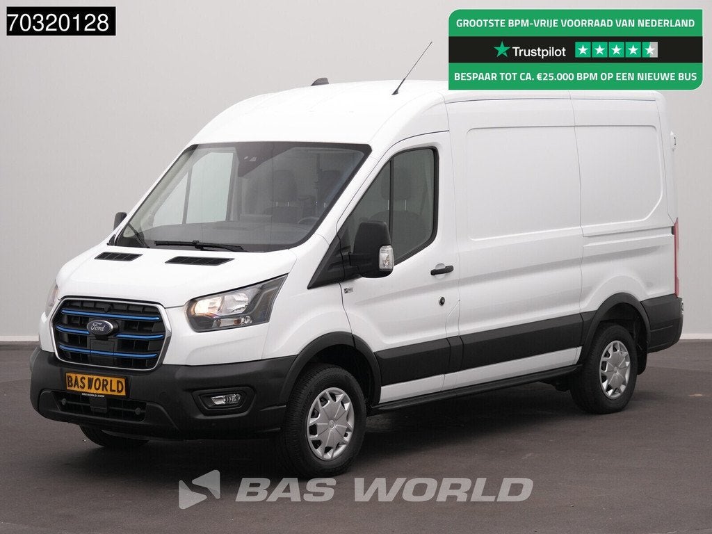 Ford e-Transit 184pk Elektrisch 68kWh 317km WLTP L2H2 Navi A, Auto's, Bestelwagens en Lichte vracht, Automaat, Stof, 135 kW, Wit