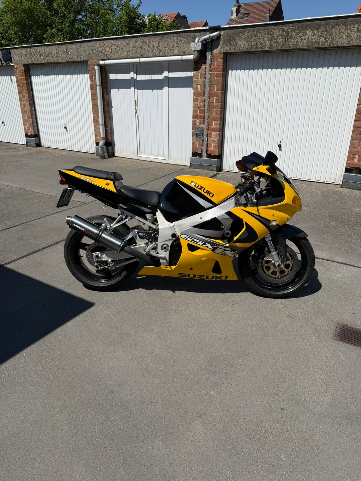 Suzuki GSX-R 750 (2000) klaar voor de baan of het circuit, Ophalen