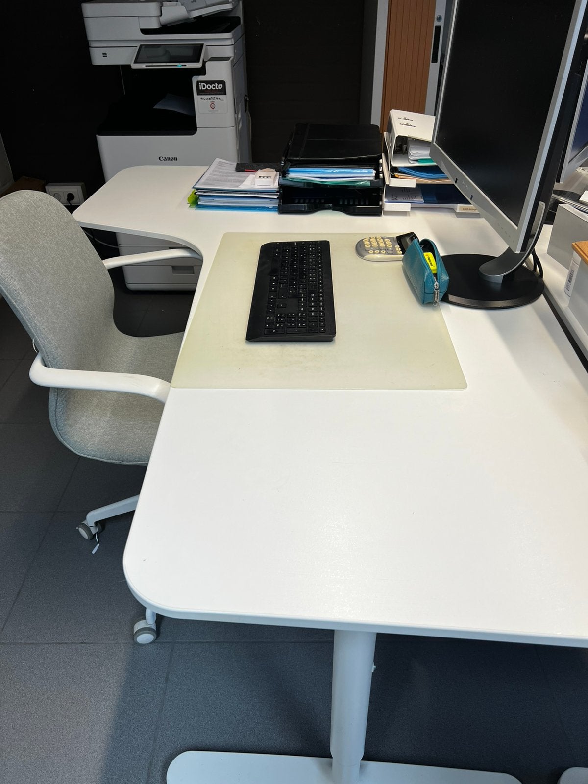 Bureau 2m lengte  1m10 op breedste en 74 cm hoogte, Huis en Inrichting, Bureaus, Ophalen, Zo goed als nieuw, IKEA