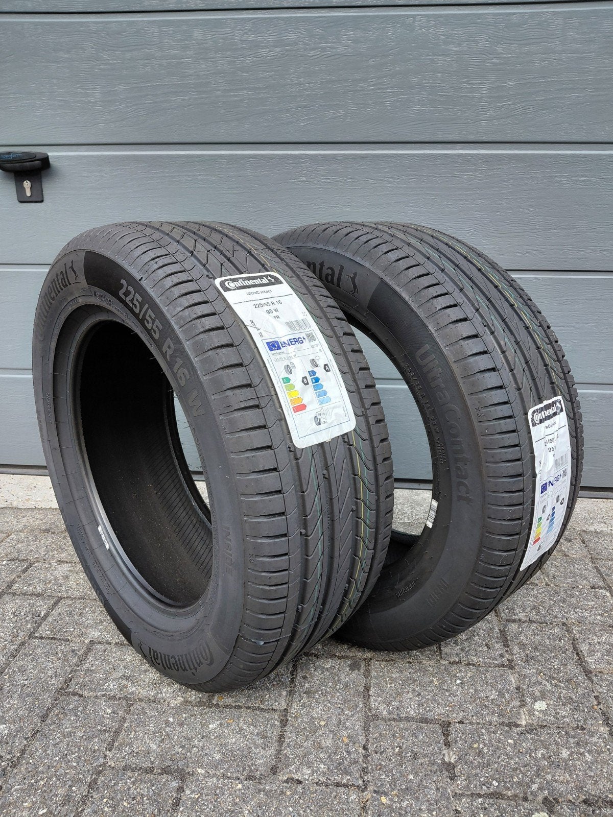 Continental Ultra contact 225/55 R16 95W, Auto-onderdelen, Banden en Velgen, 16 inch, Nieuw, Ophalen of Verzenden, Band(en)