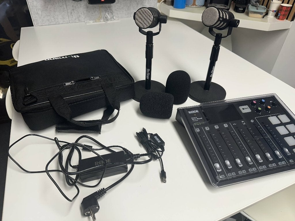Podcast Studio RODEcaster Pro + 2  RODE Podmic + 2 pieds, Enlèvement, Comme neuf