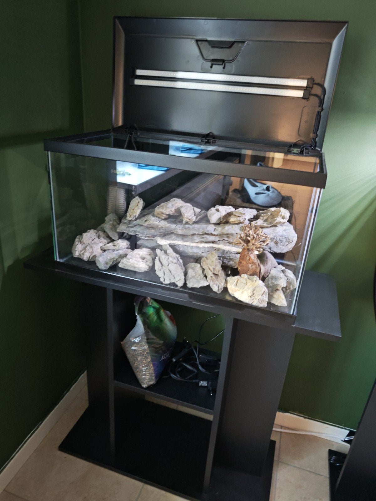 Aquarium 60 litres complet – avec meuble et accessoires, Animaux & Accessoires, Couvercle inclus, Aquarium d'eau douce rempli