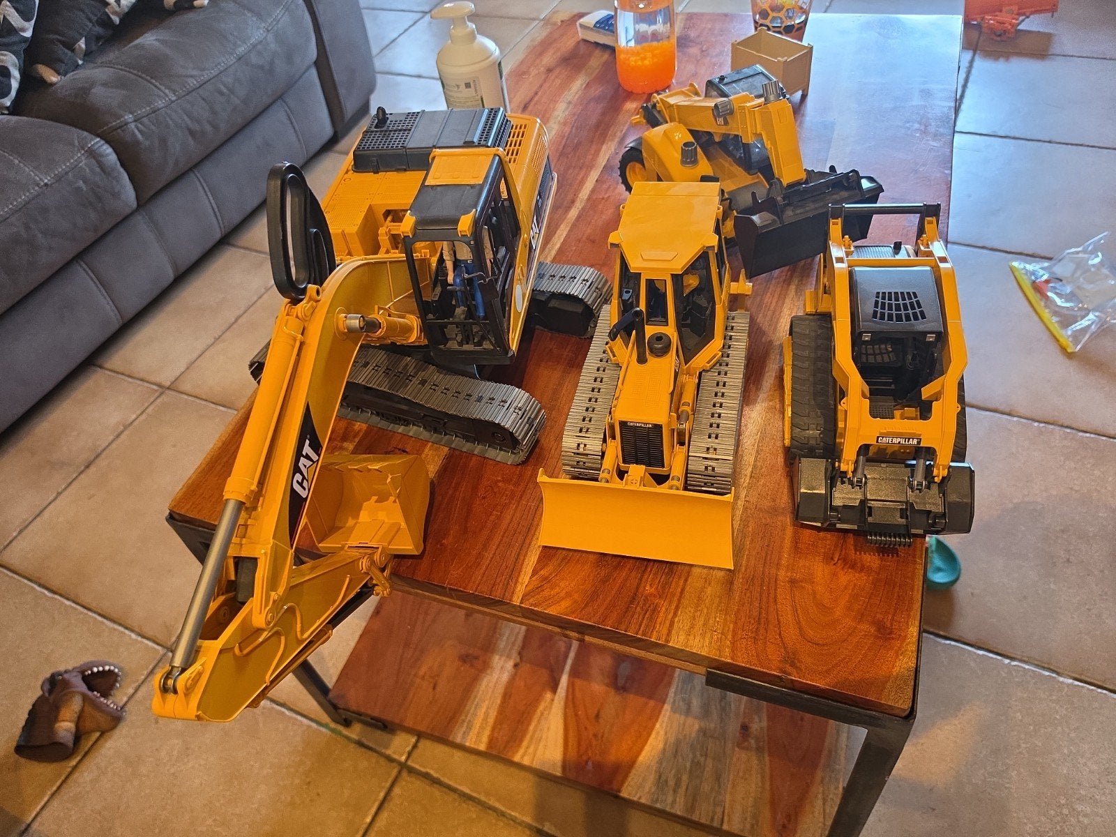 Lot d'engins Caterpillar (CAT) Bruder