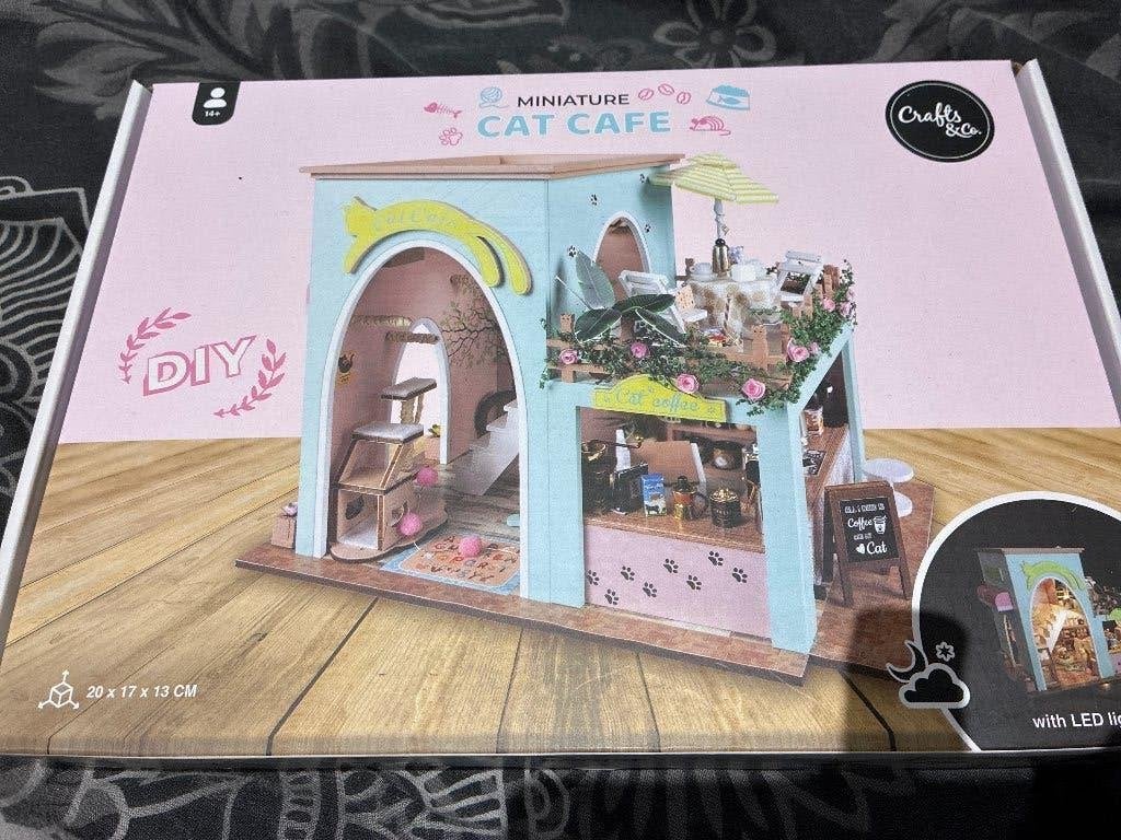 DIY Cat Café miniatuur, Ophalen of Verzenden, Nieuw, Knutselset, Overige merken