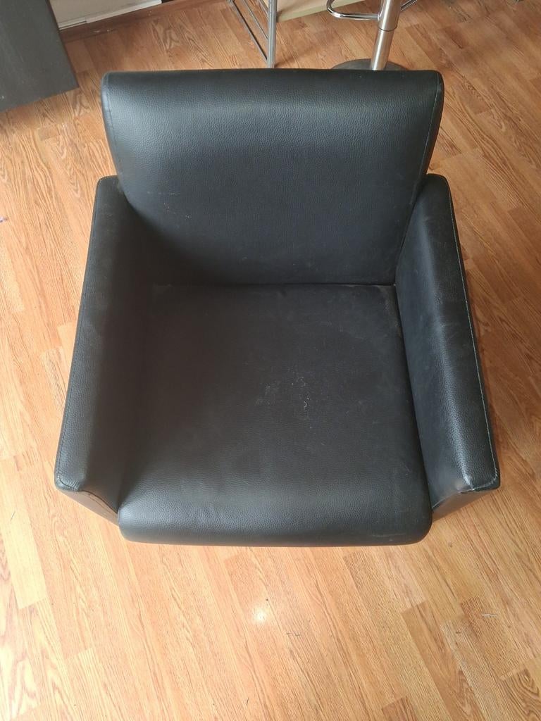 Sièges à roulettes en cuir noir., Enlèvement