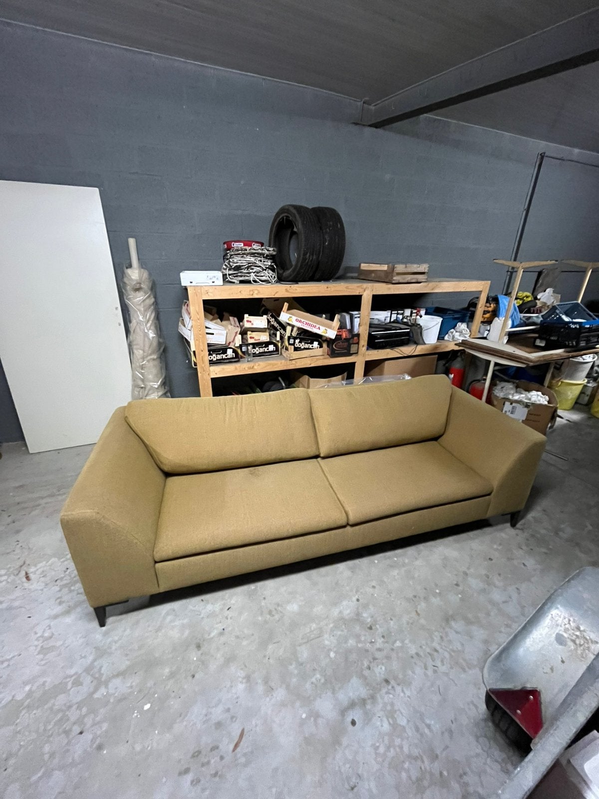 Designerzitbank van Passe Partout in het okergeel, Huis en Inrichting, Ophalen, Driepersoons, Zo goed als nieuw, Stof