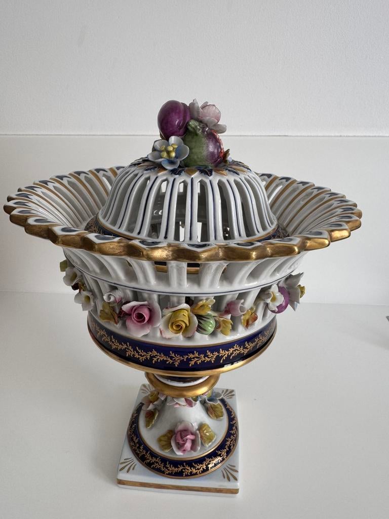 Sevres - porceleinen dekselvaas/mand, Ophalen