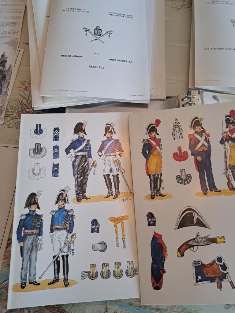 32 uniformplaten van het Belgische leger van Aubry, Verzamelen, Militaria | Algemeen, Ophalen of Verzenden