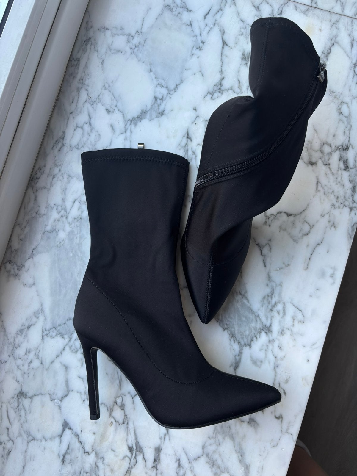 Zwarte sock boots met naaldhak - Maat 38, Kleding | Dames, Schoenen, Ophalen, Zo goed als nieuw