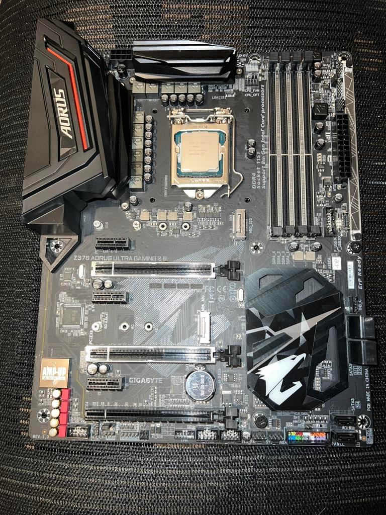 Intel I7 8086K + Gigabyte Z370 aorus gaming thunderbolt 3, Enlèvement ou Envoi, Comme neuf, Intel
