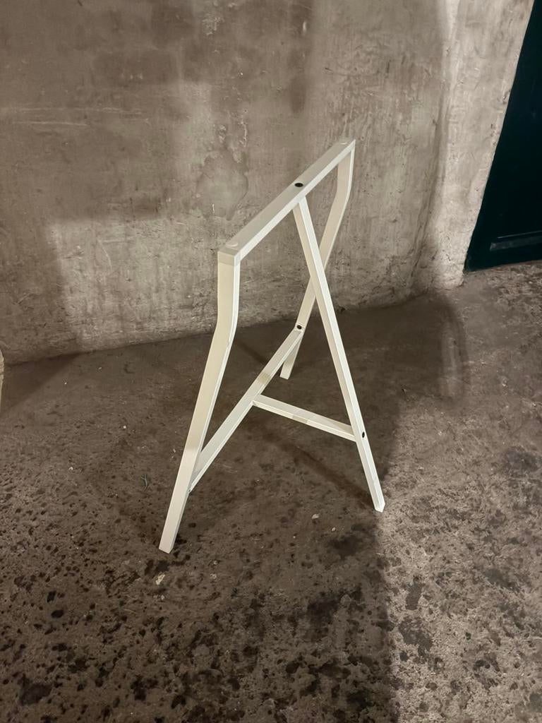 Schraag bureau ikea wit (zeer goede staat), Ophalen, Zo goed als nieuw