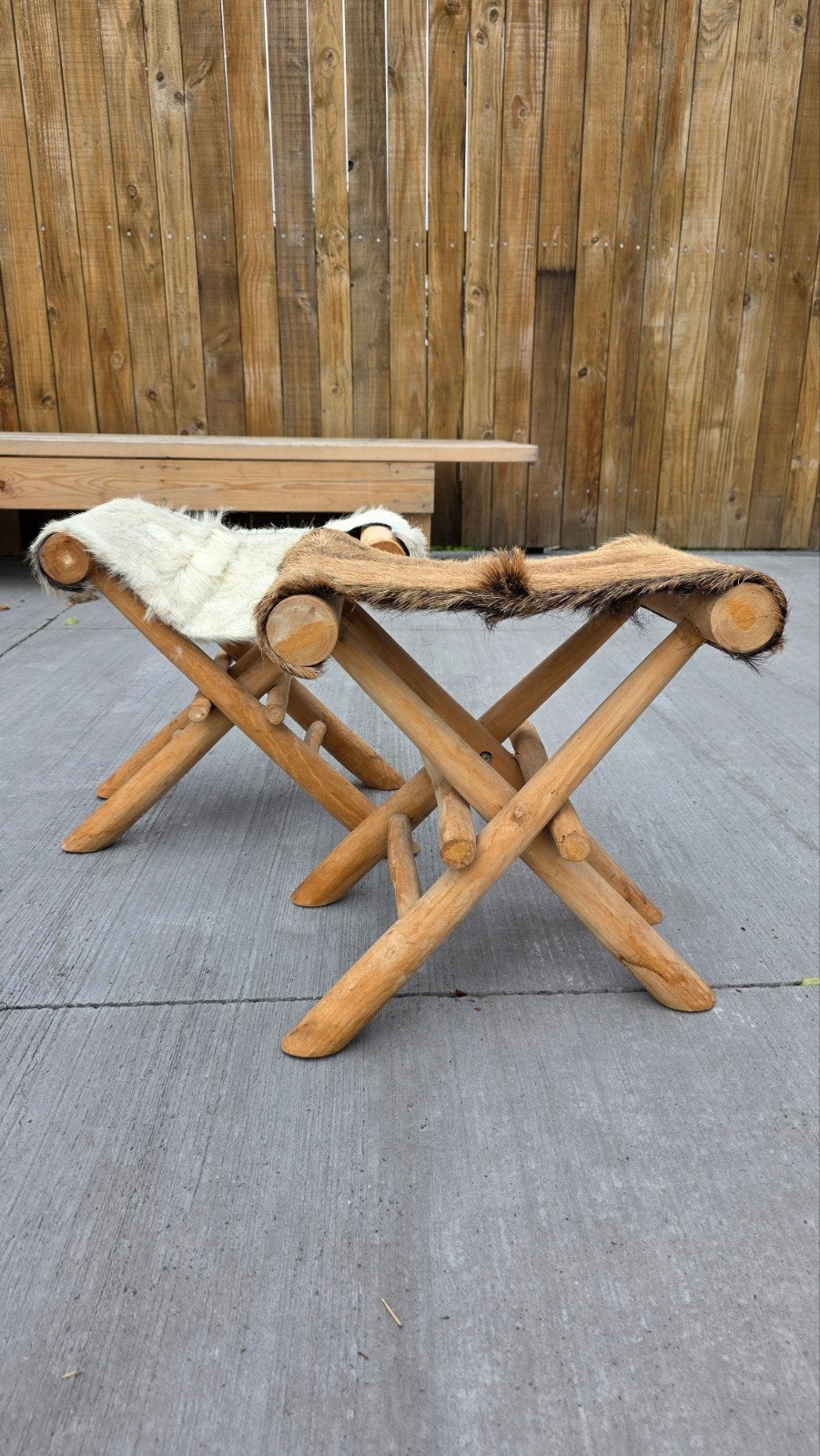2 tabourets pliants en teck, assise en peau de chèvre, Maison & Meubles, Tabourets, Enlèvement, Bois