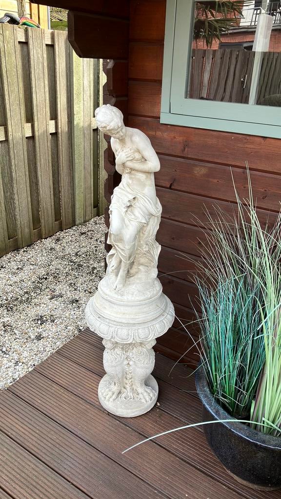 Romantisch tuinbeeld met mooie sokkel, Tuin en Terras, Tuinbeelden, Ophalen, Zo goed als nieuw