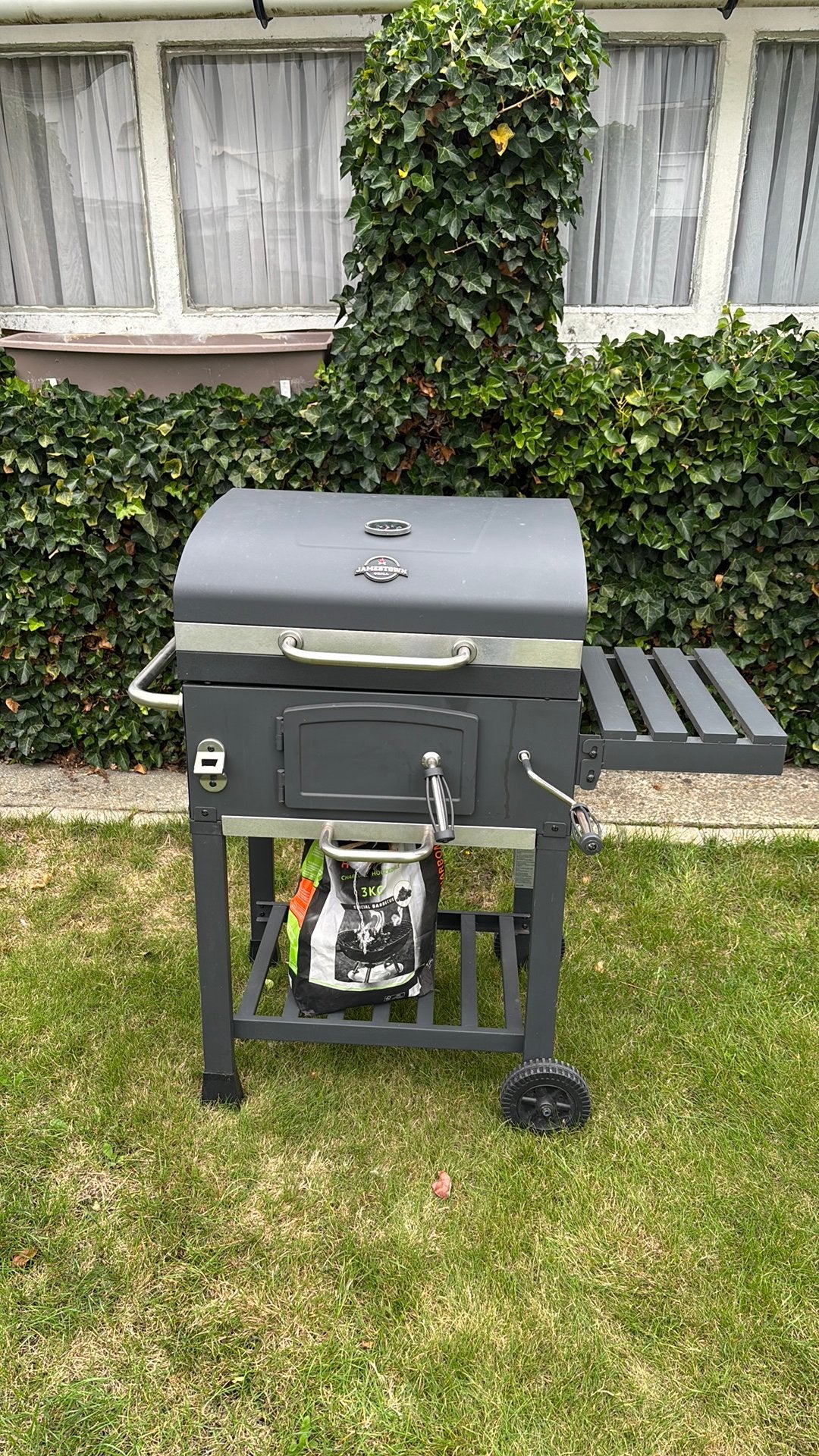Barbecue op wielen +gratis zak houtskool, Ophalen, Gebruikt, Met accessoires
