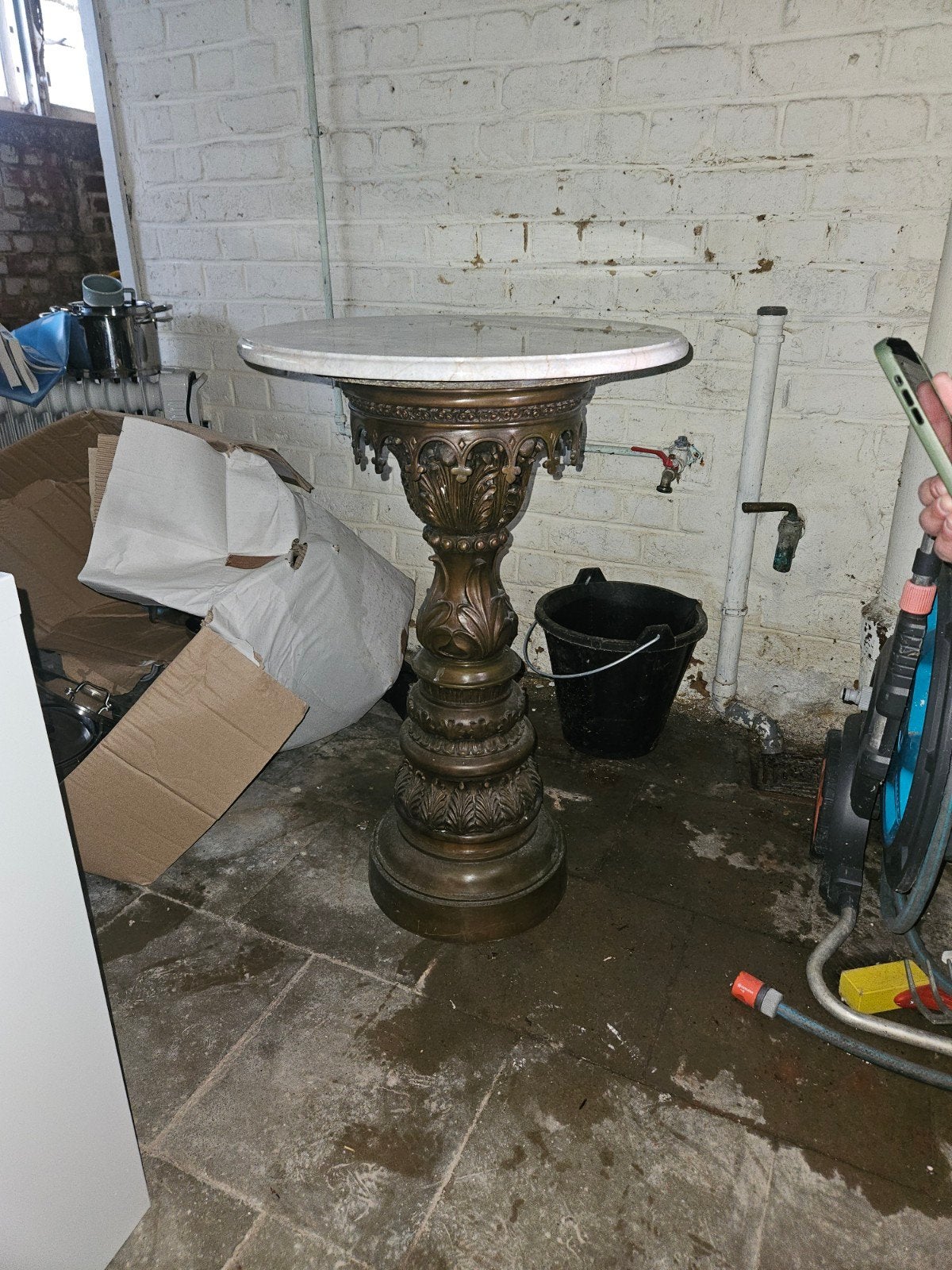 Sellette / Table d’appoint néoclassique en bronze et marbre, Enlèvement