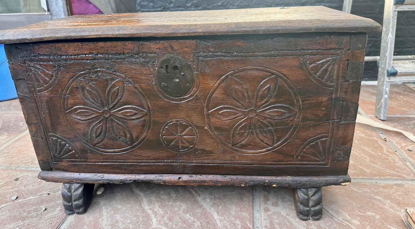 Antieke handgesneden houten kist – uniek exemplaar, Antiek en Kunst, Ophalen