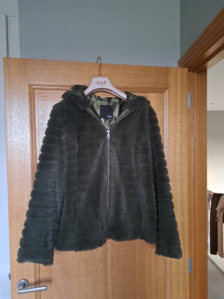 Kaki winterjas met kap JBC, Kleding | Dames, Jassen | Winter, Maat 38/40 (M), JBC, Ophalen of Verzenden, Zo goed als nieuw