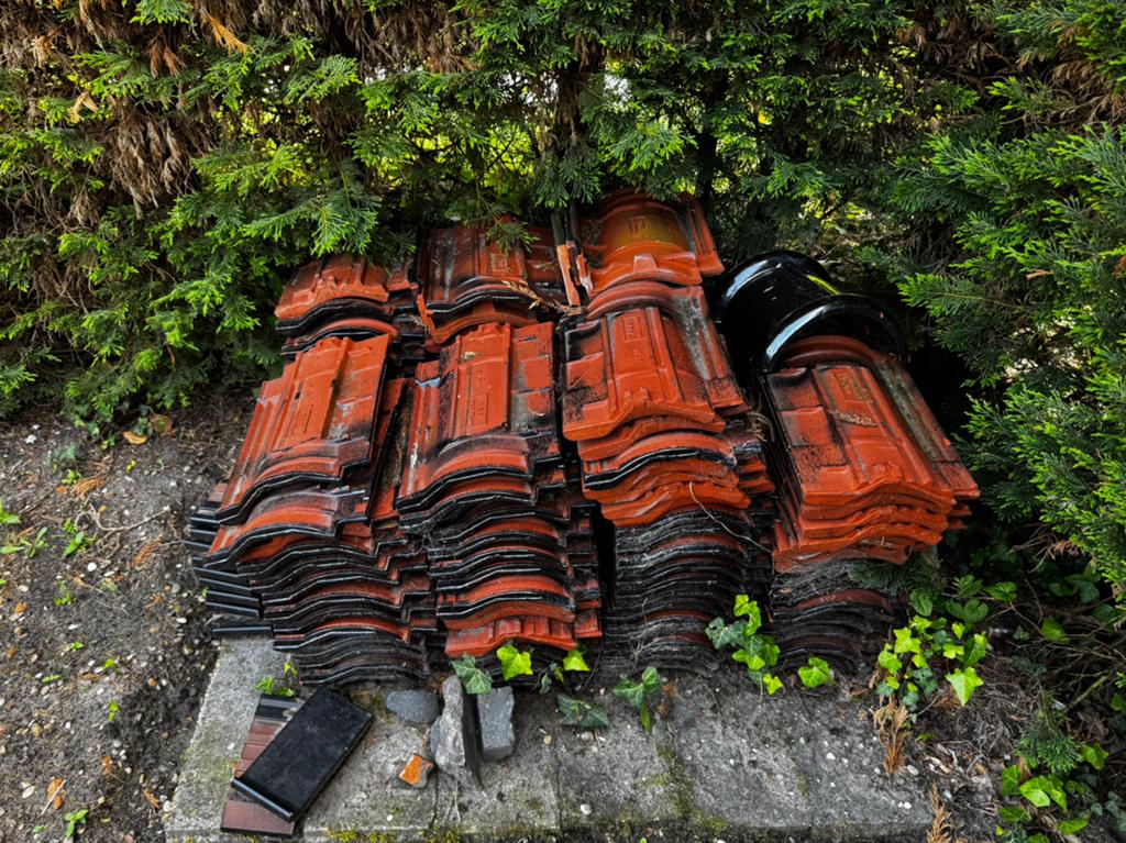 KDN dakpannen, rood/zwart, ca. 100 stuks, Ophalen, Zo goed als nieuw, Rood, Dakpannen
