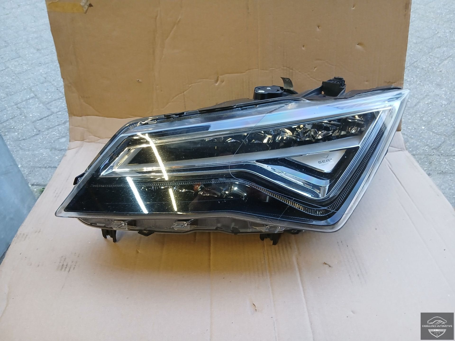 Seat Ateca 2016-2020 Vol LED Koplamp Links 576941007F, Gebruikt, Autovia A-2, Km 585 585
08760  Martorell, ES, SEAT S.A., Customercare@seat.es