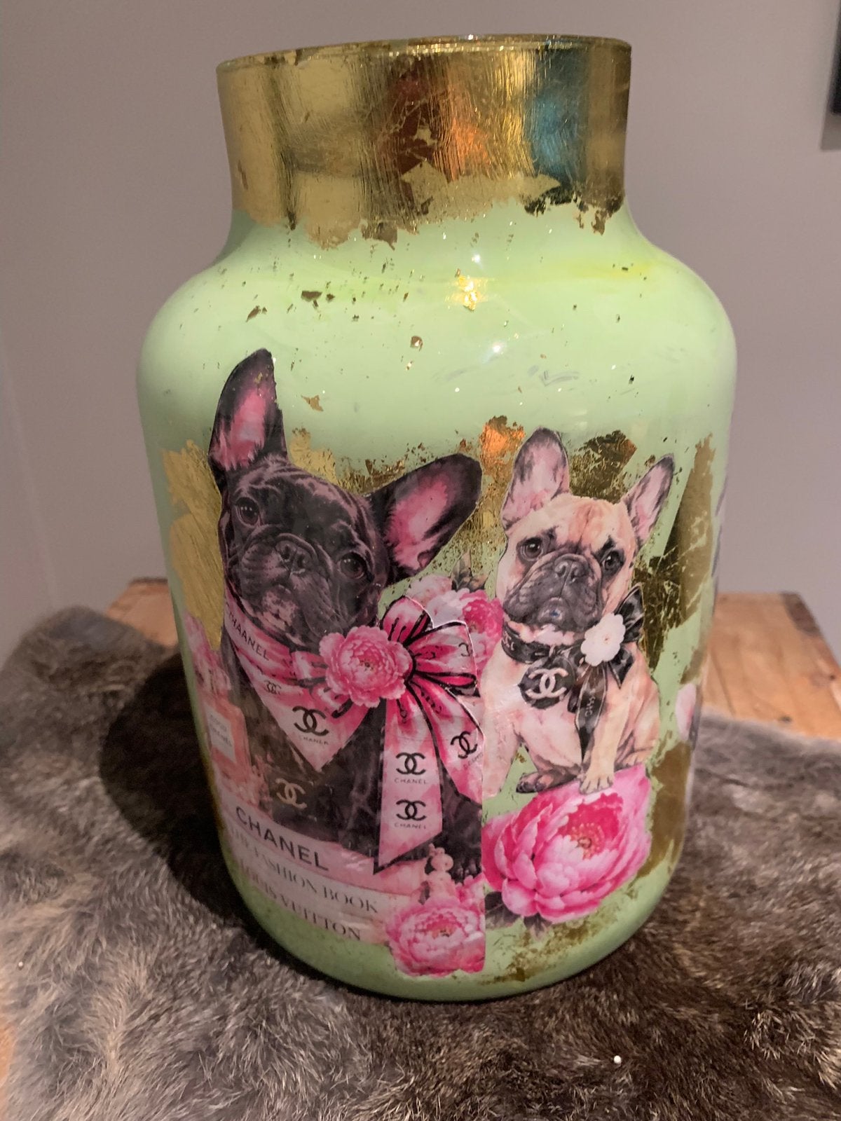 Glazen vaas met bulldogs, Nieuw, 27 cm, Ophalen of Verzenden, Glas