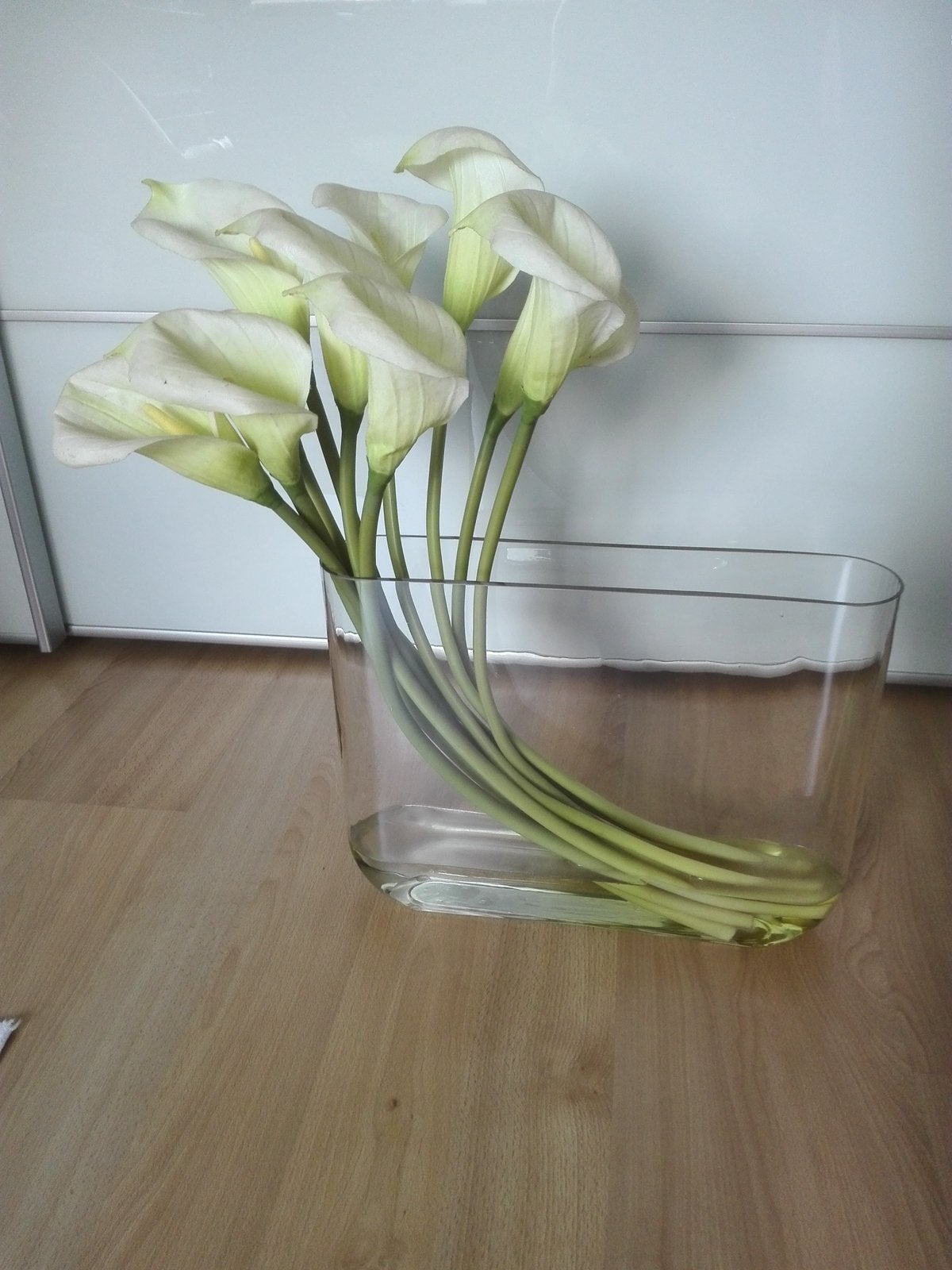 Glazen vaas met levensechte aronskelk kunstbloemen, Huis en Inrichting, Woonaccessoires | Vazen, Ophalen, Zo goed als nieuw