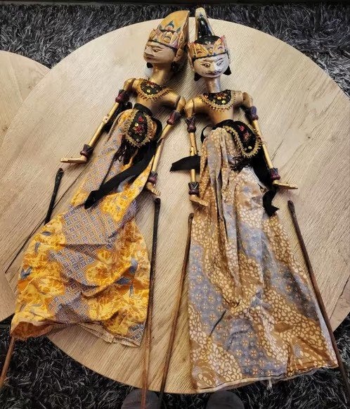 Twee antieke Wayang Golek poppen houtsnijwerk 60 cm, Antiek en Kunst, Indonesië, Ophalen of Verzenden, Houtsnijwerk, Versierd